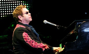 Elton John en concert à Paris Bercy en mai 2005.