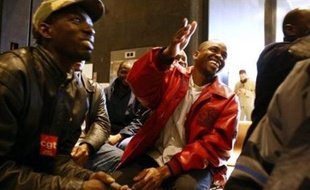 Le ministre de l'Immigration Brice Hortefeux a annoncé jeudi sur RTL qu'environ 800 dossiers de travailleurs sans papiers avaient été déposés dans les préfectures d'Ile-de-France concernées en vue d'une régularisation.