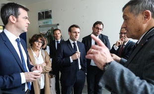 Emmanuel Macron et Olivier Veran aux côtés de Martin Hirsch lors d'une visite à l'hôpital Necker, le 10 mars 2020.