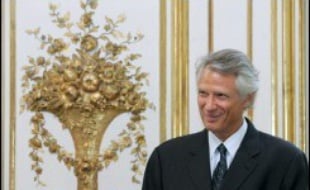 Le Premier ministre Dominique de Villepin a promis lundi d'apporter son "soutien" à "celui qui sera le mieux placé pour défendre" les couleurs de l'UMP et conduire la droite "à la victoire" à la présidentielle de 2007, sans toutefois citer le nom de Nicolas Sarkozy.