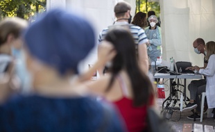 Des Marseillais patientent pour un dépistage du coronavirus