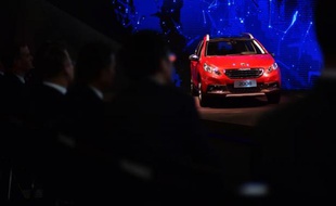 Une Peugeot 2008 Crossover exposée au salon de l'automobile de Shanghai, le 20 avril 2015