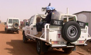 Des policers maliens patrouillent avec une mission de l'ONU à Gao le 18 mai 2016