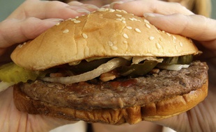 Le groupe de personnes souhaitait se faire servir gratuitement au fast-food. Illustration