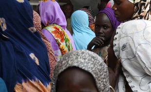 Des réfugiés nigérians attendent de s'enregistrer à la Croix Rouge dans un camp au Tchad