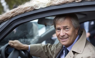 Vincent Bolloré au volant d'une Autolib en 2014.