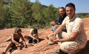 Thierry Tortossa et Yves Dutour avec deux oeufs de dinosaures.