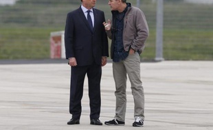 Le président François Hollande et le journaliste Didier François discutent sur le tarmac de Villacoublay après l'arrivée des ex-otages le 20 avril 2014