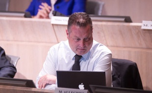 Didier Réault au conseil municipal.