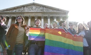 Des partisants du «Mariage pour tous» fêtent le vote de la loi devant l'Assemblée Nationale à Paris, le 23 avril 2013.