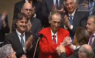Capture d'écran du retour du député socialiste Patrick Roy à l'Assemblée nationale le 14 mars 2011.