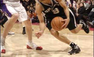 Le meneur de jeu français des San Antonio Spurs, Tony Parker, s'est mis en évidence lors de la victoire de son équipe sur le parquet des Toronto Raptors 125 à 118 (a.p.), match du Championnat nord-américain de basket-ball (NBA) disputé mercredi à Toronto (Canada).