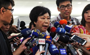 Le chef de l'administration de l'aéronautique civile de Taiwan (CAA) Sheng Ching (2g) donne une conférence de presse à l'aéroport Sungshan à Taipei le 23 juillet 2014