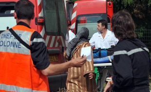 Un blessé est évacué, après l'accident causé par une camionnette de la gendarmerie qui a fauché un groupe d'une vingtaine d'enfants, le 30 mai 2011 à Joué-les-Tours (Indre-et-Loire).