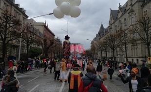 Un pantin volant, devant le palais universitaire dans le fond, pour le carnaval de Strasbourg.