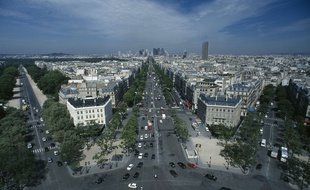 Vue sur Paris, l'avenue et la Grande Armée et l'avenue Foch, depuis l'Arc de Triomphe.