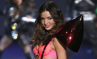 Le mannequin Miranda Kerr, lors du défilé Victoria's Secret au Lexington Armory, à New York, le 19 novembre 2009.