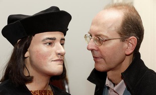 Le visage reconstitué de Richard III, présenté le 5 février. Ici avec le descendant de la soeur du roi, Michael Ibsen.