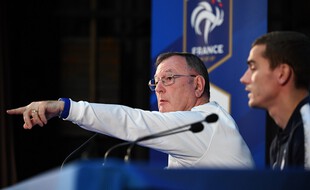 Philippe Tournon avec Antoine Griezmann, lors de sa dernière conférence de presse le 13 juillet 1998.