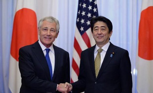 Le secrétaire américain à la défense, Chuck Hagel et le Premier ministre japonais Shinzo Abe, à Tokyo le 5 avril 2014