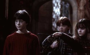 «Daniel Radcliffe ( Harry Potter), Rupert Grint (Ron Weasley) et Emma Watson (Hermione Granger) dans « Harry Potter à l'école des sorciers ».