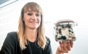 La Franco-Américaine Béa Johnson montre les déchets produits par son foyer en une année, soit 183 g contenus dans un bocal, le 21 novembre 2015 à Lille