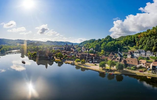 Ce n’est pas pour rien que l’on appelle Beaulieu-sur-Dordogne la « Riviera limousine ». Classée parmi les Plus beaux Villages de France, la commune séduit par son patrimoine historique et sa douceur de vivre, sur les bords de Dordogne.