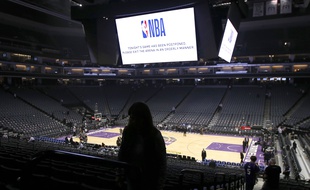Les fans quittent le Golden 1 Center après l'annulation de dernière minute du match entre les New Orleans Pelicans et les Sacramento Kings à cause du coronavirus, le 12 mars 2020.