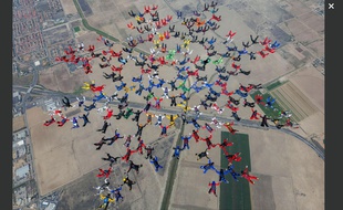 Les 202 voltigeurs en formation.