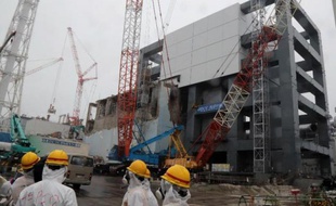 L'accident de Fukushima a beau être un drame dont se sentent responsables les Japonais, la sagesse voudrait qu'ils acceptent davantage l'aide des étrangers, estiment des experts en poste à Tokyo.