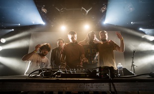 Les cinq membres de Mawimbi lors d'un live.