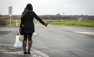 Illustration d'une jeune femme effectuant du stop.