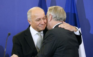 Le désormais ex-ministre des Affaires étrangères, Laurent Fabius (à gauche), félicitant son successeur, Jean-marc Ayrault, à Paris, le 12 février 2016
