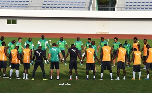Les joueurs ivoiriens se recueillent lors d'un entraînement le 30 janvier 2015.