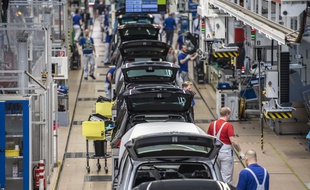Une ligne de production dans l'usine Volkswagen de Wolfsburg en Allemagne.