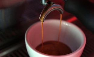 "L'empreinte eau" d'une tasse de café équivaut à 140 litres d'eau, affirme mercredi le WWF-France en appliquant son indicateur, mis au point avec l'Université de Twente (Pays-Bas) qui tient compte de l'impact de toute la chaîne de production sur la ressource eau douce.