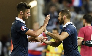 Olivier Giroud remplacé par Karim Benzema lors du match France-Serbie joué à Bordeaux, le 8 septembre 2015.
