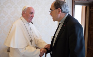 Le cardinal Barbarin et le pape en mai 2016, photographiés par le vatican.