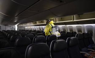 Un employé de l'aéroport Roissy Charles de Gaulle désinfecte un appareil, le 14 mai 2020.