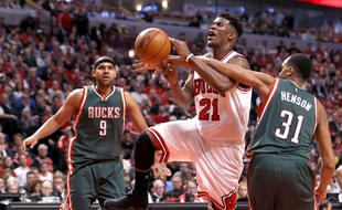 Jimmy Butler (au centre) lors de la victoire de Chicago contre Milwaukee le 20 avril 2015.