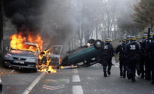 Une voiture qui brûle à Nanterre, le 19 octobre 2010, en marge des manifestations contre la réforme des retraites.