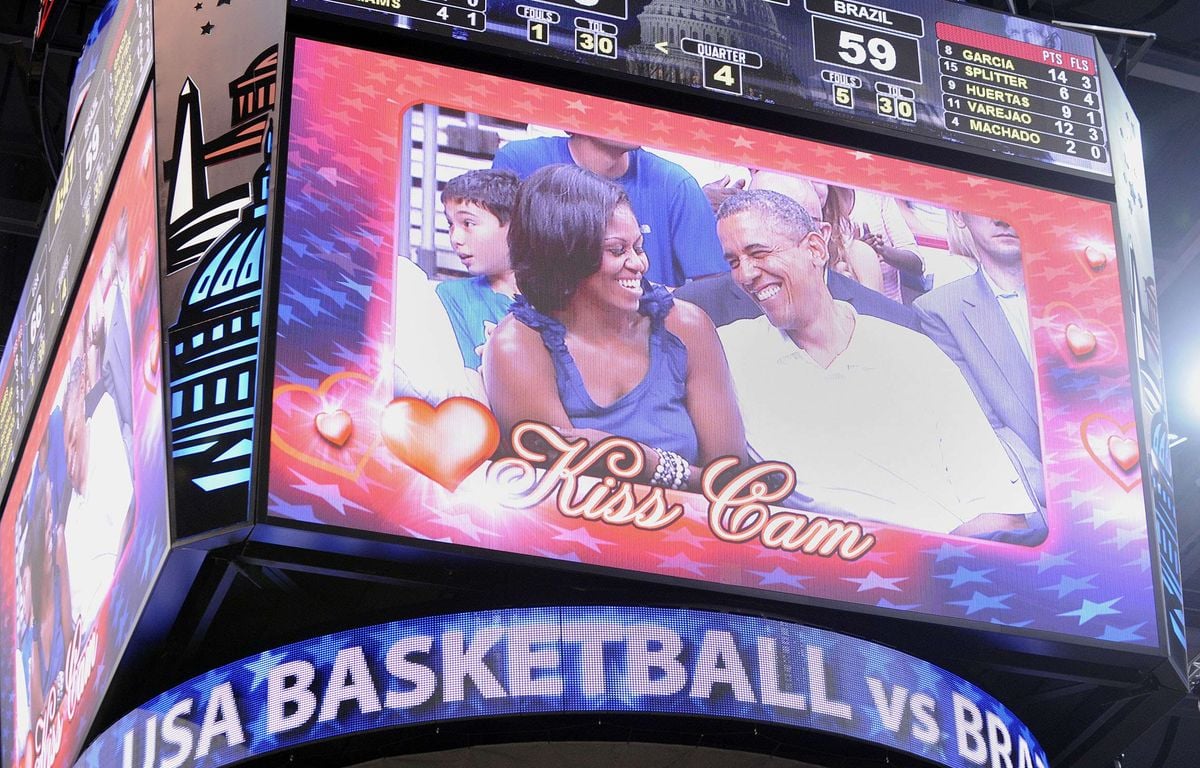 La « kiss cam », ce « big brother » innocent qui peut ruiner des vies en un claquement de caméra
