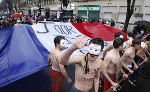 Rassemblées à l'appel du collectif «Jour de colère», un groupe hétéroclite a défilé dimanche à Paris contre François Hollande, le 26 janvier 2014