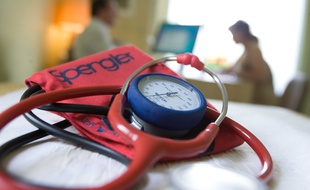 Qui récupérera le stéthoscope du docteur Laine? (image d'illustration)