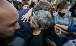 Sandrine Rousseau fait une accolade à Yannick Jadot, mardi soir.