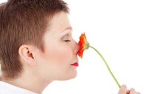 Illustration d'une femme respirant une fleur.