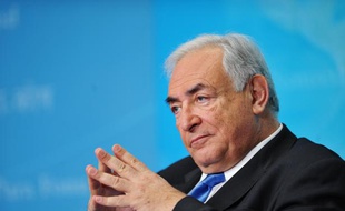 Le ministre de l'Intérieur Claude Guéant, l'un des hommes les plus proches de Nicolas Sarkozy, alimentait dimanche les polémiques autour de Dominique Strauss-Kahn, en révélant que l'ex-patron du FMI avait été interpellé en 2006 dans un haut-lieu de la prostitution à Paris.