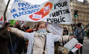 Les professionnels de santé ont manifesté, le 21 janvier 2021, devant le ministère de la Santé, pour dénoncer leurs conditions de travail.