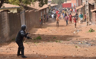 Opposition entre la police et des manifestants à Conakry le 13 février 2020.
