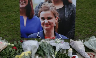 Des fleurs et des bougies déposées à la mémoire de Jo Cox le 16 juin 2016 à Parliament square à Londres